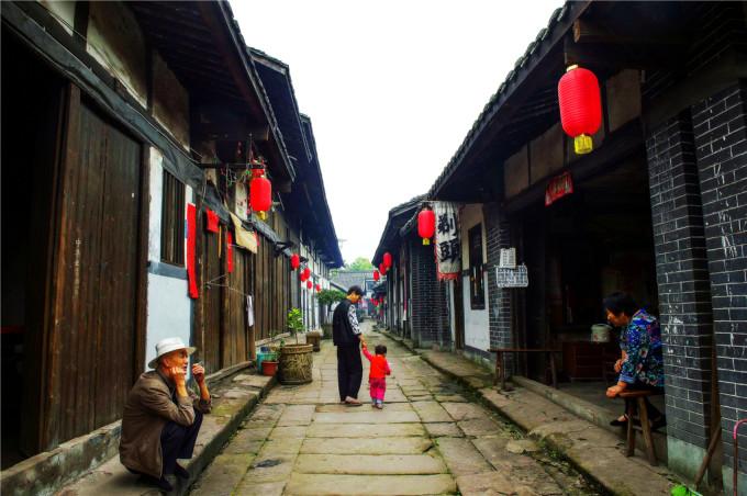 “贵人鸟”旗下一体育贸易公司注销，此前宣布退出运动鞋服业务